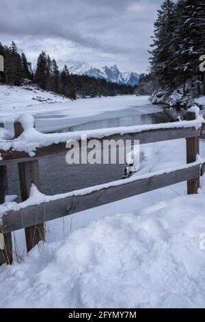 Chapfensee, Suisse - 30 décembre 2020 : paysage hivernal enneigé au bord du lac Chapfensee près de Mels dans le canton suisse de St.Gallen Banque D'Images