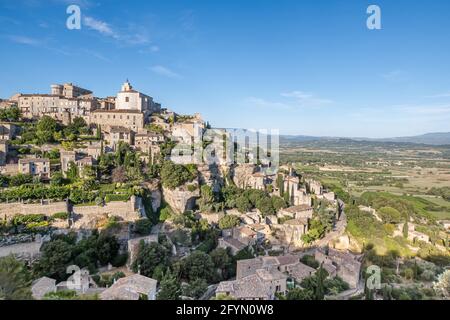 Gordes, France - 7 juillet 2020 : Gordes, village provençal médiéval sur la colline Banque D'Images