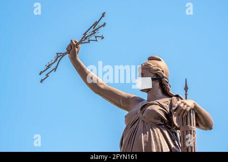 Savines le lac, France - 7 juillet 2020 : un monument représentant la République française, avec un masque protecteur sur son visage Banque D'Images