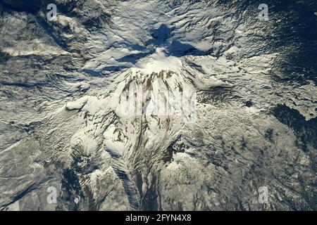 MOUNT ADAMS, États-Unis - 01 mai 2021 - Mount Adams photographié par un astronaute à la Station spatiale internationale. Situé dans l'État de Washington, le pos Banque D'Images