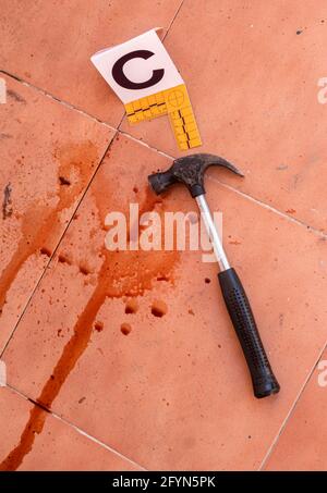 Marteau sanglant sur le sol marqué par le nombre, la scène de crime, l'image conceptuelle Banque D'Images