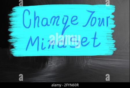 Gros plan d'un texte « changez votre état d'esprit » sur fond bleu sur une surface noire Banque D'Images