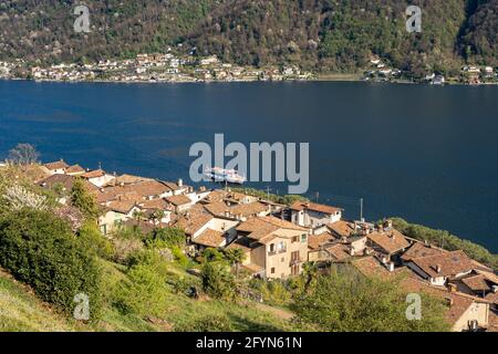 Le village pittoresque de Morcote au Tessin, au bord du lac de Lugano, est l'un des plus beaux villages de Suisse. Vue sur le Cuasso italien al la Banque D'Images