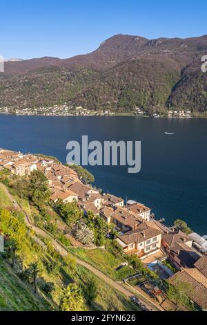 Le village pittoresque de Morcote au Tessin, au bord du lac de Lugano, est l'un des plus beaux villages de Suisse. Vue sur le Cuasso italien al la Banque D'Images