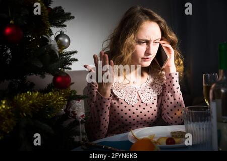 Jeune femme en colère dans une querelle sur la nuit de Noël Banque D'Images