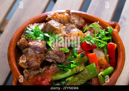 Au four traditionnel bulgare la viande et les légumes à l'étuvée (Gyuvech) servi dans de la vaisselle d'argile Banque D'Images