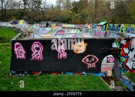 Graffiti de personnage de dessin animé avec portraits de Simpsons et de famille sur le skate Park à Markfield Park, Tottenham, nord de Londres Banque D'Images