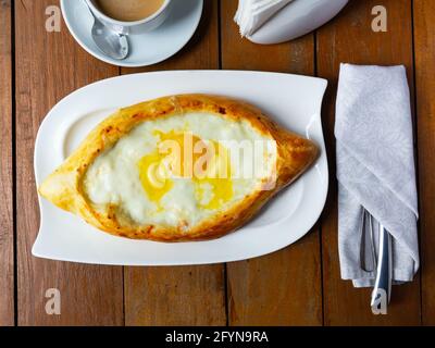 Khachapuri à Adjarian. Tartes ouvertes avec mozzarella et œuf. Cuisine géorgienne Banque D'Images