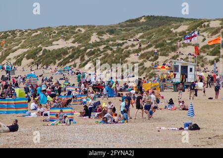 Camber, East Sussex, Royaume-Uni. 29 mai 2021. Météo au Royaume-Uni : intervalles ensoleillés en carrossage lors d'une journée chaude sur la côte sud. Plage animée de Camber Sands. Crédit photo : Paul Lawrenson/Alay Live News Banque D'Images