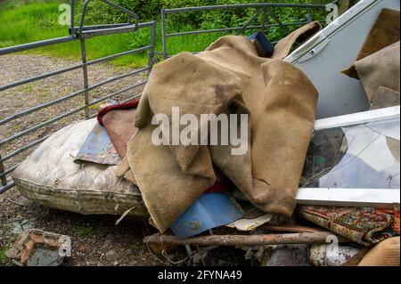 Coleshill, Buckinghamshire, Royaume-Uni. 29 mai 2021. Un agriculteur n'a pas pu accéder à ses terres ce matin, car une grosse pile de ordures ménagères avait été rouée par avion la nuit et comprenait du courrier provenant d'une adresse de Streatham Road, Londres. Il y a eu une augmentation considérable du pourboire illégal de mouches dans le Buckinghamshire pendant la pandémie de Covid-19 malgré l'ouverture des sites de déchets commerciaux. Le pourboire à la mouche est une infraction pénale passible d'une amende pouvant aller jusqu'à 50,000 livres sterling ou 12 mois d'emprisonnement devant un tribunal de juridiction. L'infraction peut entraîner une amende illimitée et jusqu'à 5 ans d'emprisonnement s'il est reconnu coupable dans un cou de la Couronne Banque D'Images