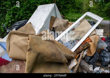 Coleshill, Buckinghamshire, Royaume-Uni. 29 mai 2021. Un agriculteur n'a pas pu accéder à ses terres ce matin, car une grosse pile de ordures ménagères avait été rouée par avion la nuit et comprenait du courrier provenant d'une adresse de Streatham Road, Londres. Il y a eu une augmentation considérable du pourboire illégal de mouches dans le Buckinghamshire pendant la pandémie de Covid-19 malgré l'ouverture des sites de déchets commerciaux. Le pourboire à la mouche est une infraction pénale passible d'une amende pouvant aller jusqu'à 50,000 livres sterling ou 12 mois d'emprisonnement devant un tribunal de juridiction. L'infraction peut entraîner une amende illimitée et jusqu'à 5 ans d'emprisonnement s'il est reconnu coupable dans un cou de la Couronne Banque D'Images