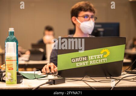 Oldenburg, Allemagne. 29 mai 2021. Un délégué de Bündnis 90/Die Grünen en Basse-Saxe est assis à son ordinateur portable lors de la conférence des délégués de l'état numérique des Verts en Basse-Saxe. Credit: Mohssen Assanimoghaddam/dpa/Alay Live News Banque D'Images