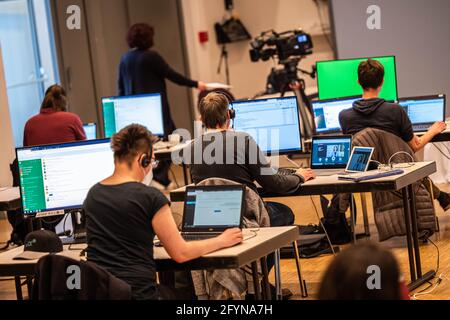 Oldenburg, Allemagne. 29 mai 2021. Les délégués de Bündnis 90/Die Grünen en Basse-Saxe s'assoient dans le hall lors de leur conférence des délégués d'état numérique des Verts en Basse-Saxe. Credit: Mohssen Assanimoghaddam/dpa/Alay Live News Banque D'Images