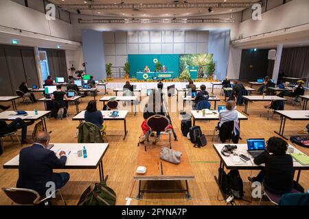 Oldenburg, Allemagne. 29 mai 2021. Les délégués de Bündnis 90/Die Grünen en Basse-Saxe s'assoient dans le hall lors de leur conférence des délégués d'état numérique des Verts en Basse-Saxe. Credit: Mohssen Assanimoghaddam/dpa/Alay Live News Banque D'Images