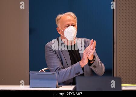 Oldenburg, Allemagne. 29 mai 2021. Jürgen Trittin, membre du Bundestag de Bündnis 90/Die Grünen, applaudit lors de la conférence des délégués d'état numériques de Bündnis 90/Die Grünen en Basse-Saxe. Credit: Mohssen Assanimoghaddam/dpa/Alay Live News Banque D'Images