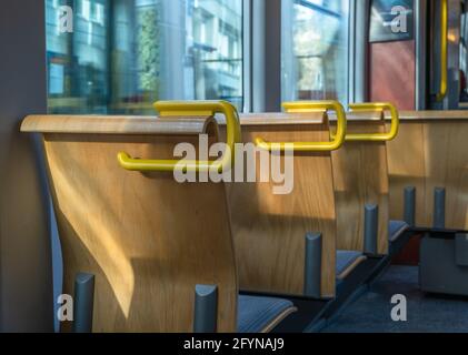 Sièges en bois vides dans le tramway urbain de Zurich Banque D'Images