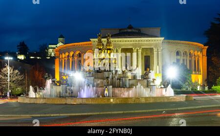Vue nocturne de la composition grandiose de la fontaine Colchis sur la place principale de Kutaisi sur fond de Lado Meskhishvili Théâtre académique d'Etat au printemps, Banque D'Images