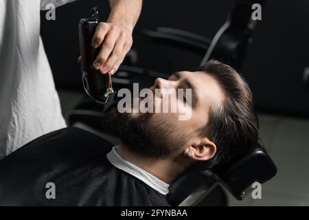 Visage Barbu Avec Macho Barbe L Homme Aux Cheveux Blonds Coupe De Cheveux Le Toilettage Et Soins Des Cheveux Dans Un Salon De Beaute Salon De Coiffure La Mode Le Style Et Le