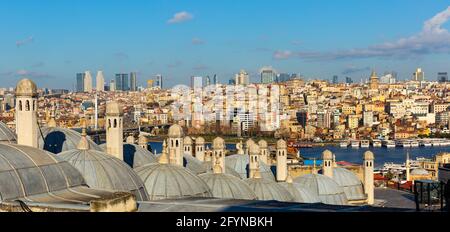 Vue pittoresque sur le quartier de Beyoglu en traversant la baie de Golden Horn depuis l'ancienne mosquée de Suleymaniye à Istanbul, le jour d'hiver ensoleillé, en Turquie Banque D'Images