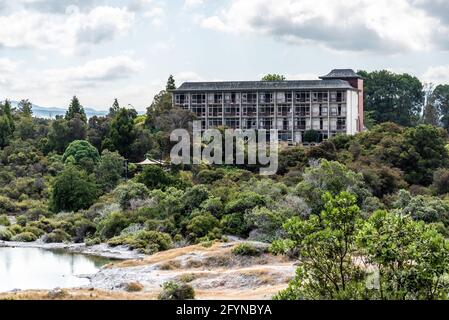 Vieux hôtel en ruine à Rotorua, abandonné par le tremblement de terre, île du Nord de la Nouvelle-Zélande Banque D'Images