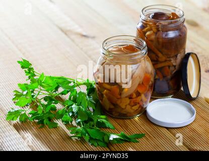 Pots en verre avec champignons marinés et légumes frais. Cornichons faits maison Banque D'Images