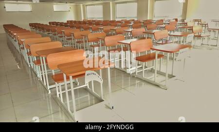 Terrasses et chaises en bois disposées dans la salle de classe vide Banque D'Images