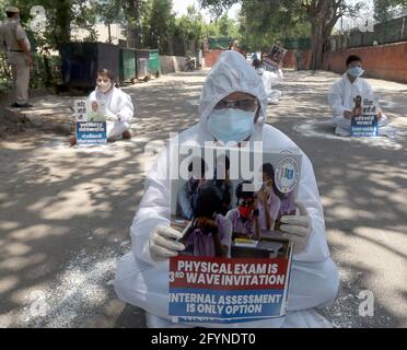 New Delhi, Inde. 29 mai 2021. NEW DELHI, INDE - MAI 28 : les membres du Syndicat national des étudiants de l'Inde (NSUI) protestent en dehors du Ministère de l'éducation pour demander l'annulation des examens du conseil de classe 12 en vue de la pandémie COVID-19, le 28 mai 2021 à New Delhi, Inde. (Photo de Sonu Mehta/Hindustan Times/Sipa USA) crédit: SIPA USA/Alay Live News Banque D'Images