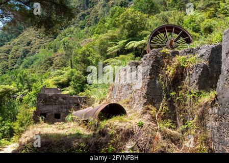 Restes d'une ancienne batterie d'estampage à Karangahake du passé de la ruée vers l'or, péninsule de Coromandel, Nouvelle-Zélande Banque D'Images