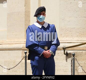 Gardes suisses aux entrées de la Cité du Vatican Banque D'Images