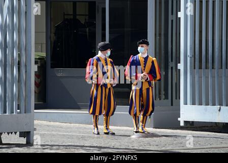 Gardes suisses aux entrées de la Cité du Vatican Banque D'Images