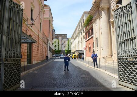 Gardes suisses aux entrées de la Cité du Vatican Banque D'Images