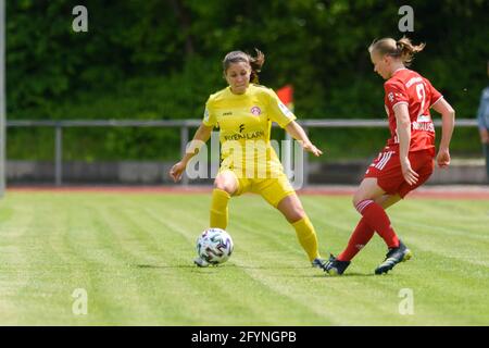 Christina Neufeld (17 Wuerzburger Kickers) et Laura Donhauser (2 FC Bayern München II) pendant le 2. Frauen Bundesliga match entre le FC Bayern Munich II et Wuerzburger Kickers au Sportpark Aschheim, Allemagne. Banque D'Images