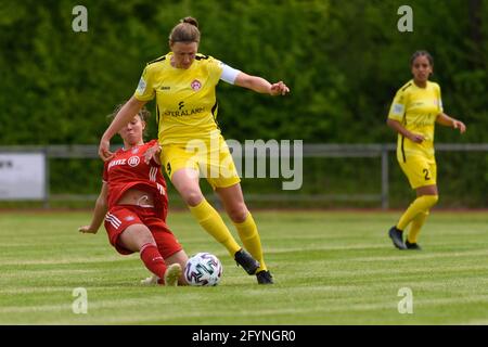 Luisa Scheidel (9 Wuerzburger Kickers) et Amelie Schuster (16 FC Bayern München II) pendant le 2. Frauen Bundesliga match entre le FC Bayern Munich II et Wuerzburger Kickers au Sportpark Aschheim, Allemagne. Banque D'Images