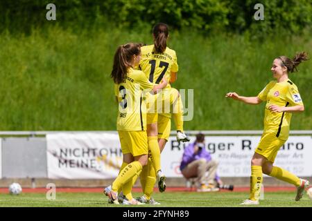 Wuerzburg célèbre le premier but des équipes pendant le 2. Frauen Bundesliga match entre le FC Bayern Munich II et Wuerzburger Kickers au Sportpark Aschheim, Allemagne. Banque D'Images