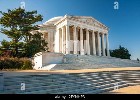 Homme solitaire debout sur les marches menant aux colonnes de marbre du Thomas Jefferson Memorial, Washington DC Banque D'Images