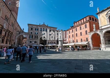 La grande statue du poète du XIIIe siècle et père de la langue italienne, Dante Alighieri. Il se trouve au milieu de la Piazza dei Signor dans la Banque D'Images