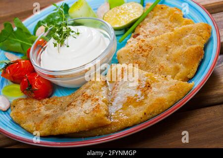 Frit délicieux scones Tattie de purée de pommes de terre de crème, les légumes et les verts. Une cuisine écossaise Banque D'Images