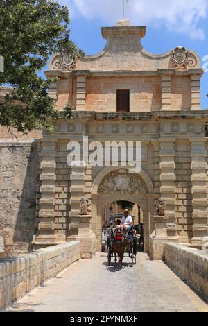 Mdina. Malte. Porte de Mdina, porte d'entrée de la vieille ville de Mdina. Une calèche arrive. Banque D'Images