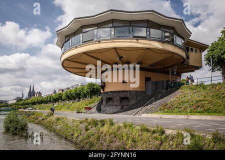 Les Bastei sur les rives du Rhin dans le quartier Neustadt-Nord, vue sur la cathédrale, Cologne, Allemagne die Bastei am Rheinufer à der Neus Banque D'Images