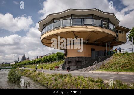 Les Bastei sur les rives du Rhin dans le quartier Neustadt-Nord, vue sur la cathédrale, Cologne, Allemagne die Bastei am Rheinufer à der Neus Banque D'Images
