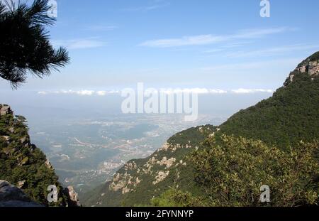 Montagne de Lushan dans la province de Jiangxi, Chine. Point de vue élevé sur le mont lu avec vue sur la forêt, la montagne et au-delà. Banque D'Images