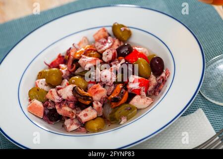 Salade de fruits de mer Salpicon aux crevettes et calmars Banque D'Images