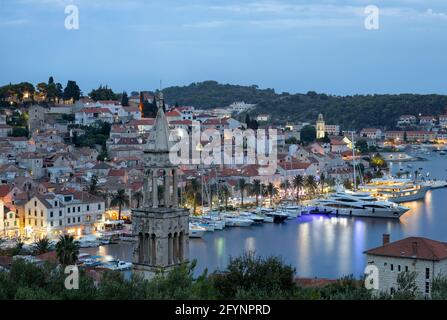 Port de Hvar avec vue sur la vieille partie de la ville après le coucher du soleil. Banque D'Images