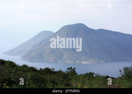 Vue de Lipari à l'île voisine de Salina, Italie Banque D'Images