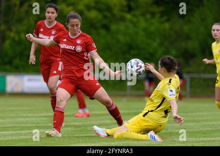 Amelie Schuster (16 FC Bayern München II) et Antonia Hanke (52 Wuerzburger Kickers) pendant le 2. Frauen Bundesliga match entre le FC Bayern Munich II et Wuerzburger Kickers au Sportpark Aschheim, Allemagne. Banque D'Images