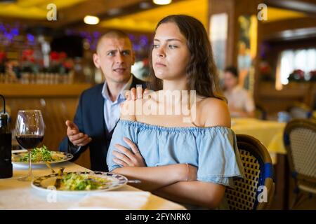 Querelle familiale à une table dans un restaurant Banque D'Images