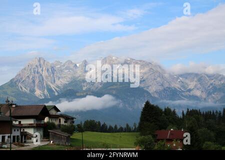 Vue sur la Hochkönig avec le pilier de la porte, gardien de la Hochkönig, Autriche Banque D'Images