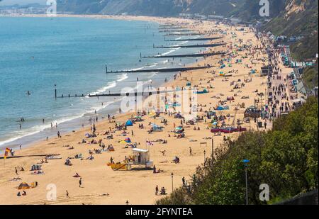 Bournemouth, Dorset, Royaume-Uni. 29 mai 2021. Météo au Royaume-Uni : belle journée chaude et ensoleillée sur les plages de Bournemouth, alors que les gens affluent en bord de mer pour profiter du soleil pour le début du long week-end des vacances en banque, car de plus en plus de gens prennent des promenades en raison des restrictions sur les voyages à l'étranger en raison de Covid. Crédit : Carolyn Jenkins/Alay Live News Banque D'Images