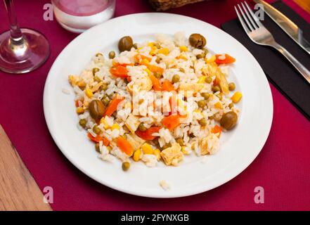 Salade de riz avec omelette, petits pois, maïs, carottes et olives farcies Banque D'Images