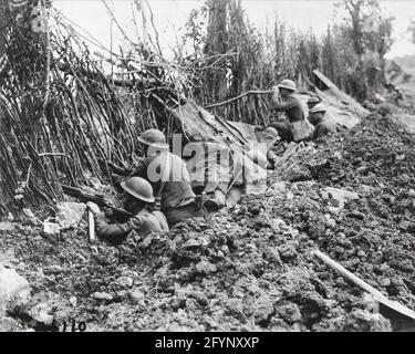 Première Guerre mondiale les soldats américains de la Grande Guerre dans la tranchée de première ligne pendant l'offensive Meuse-Argonne, France, World War1. Ils sont à environ 1200 mètres de la ligne allemande le 3 octobre 1918, car ils occupent une tranchée camouflée Banque D'Images